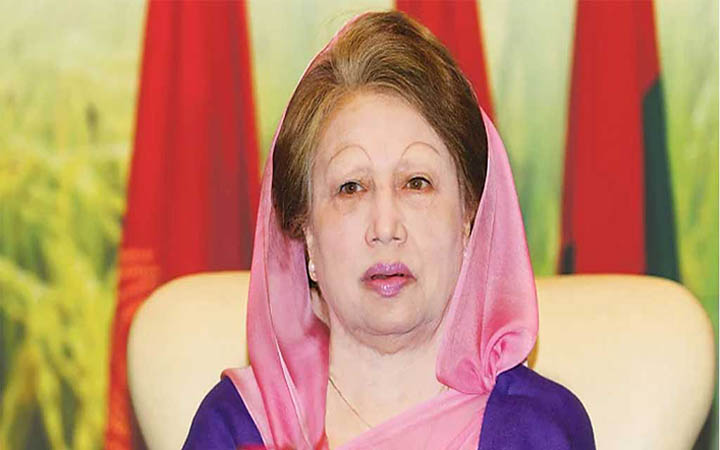 নিজে নিজে হাঁটতে পারছেন খালেদা জিয়া